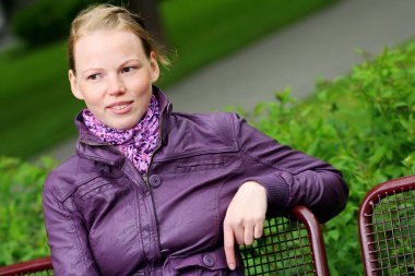 parkta güzel redhaired kız portresi