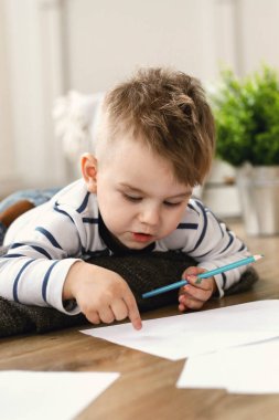 Çocukluk. Evdeki genç çocuk.