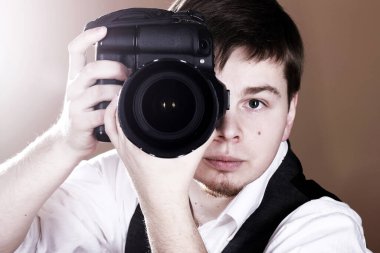 Stüdyoda kamerası olan bir fotoğrafçı.