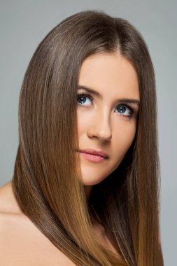Uzun saçlı hoş bir kadın.
