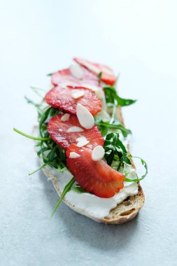 Yiyecekler. Masadaki tatlı sandviç.