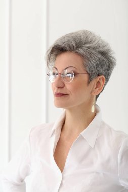 Güzel gülüşü olan tatlı, yaşlı bir kadın.