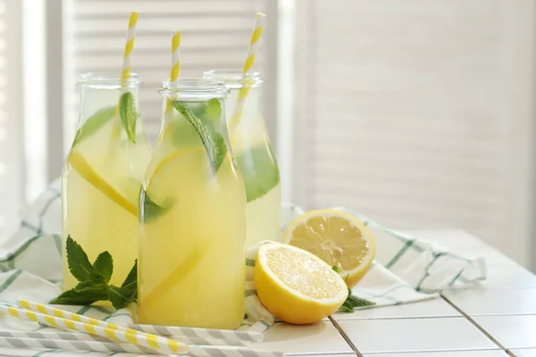 Limonade Erfrischendes Getränk Auf Dem Tisch — Stockfoto