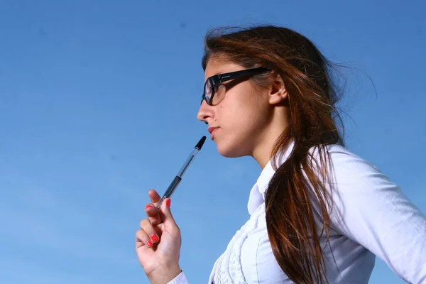 Una Hermosa Joven Estudiando Parque — Foto de Stock