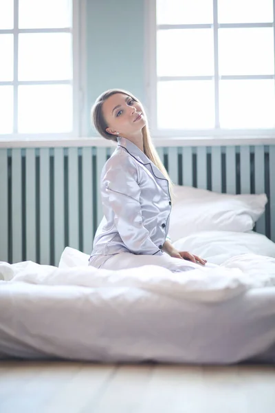 Утренний Отдых Женщина Лежит Кровати — стоковое фото