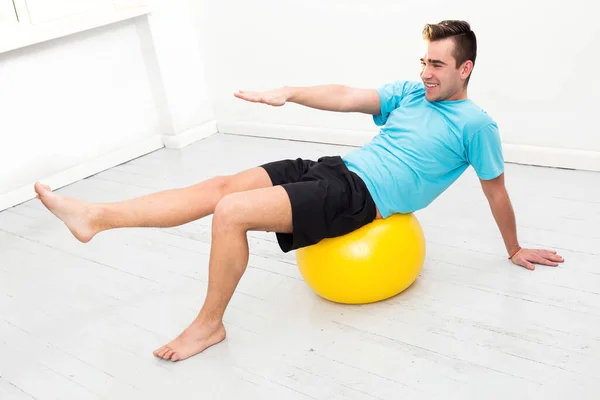 Desporto Cara Fazendo Exercício Com Bola — Fotografia de Stock