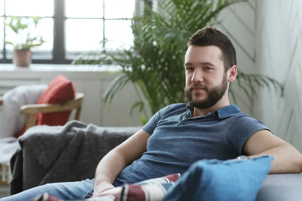 Portret Van Knappe Jongeman Ontspannen Thuis — Stockfoto