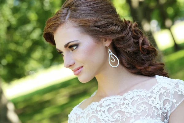 Portrait Belle Jeune Mariée Dans Parc — Photo