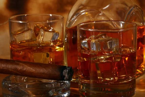 Kall Whisky Och Cigarr Mot Antik Bakgrund — Stockfoto