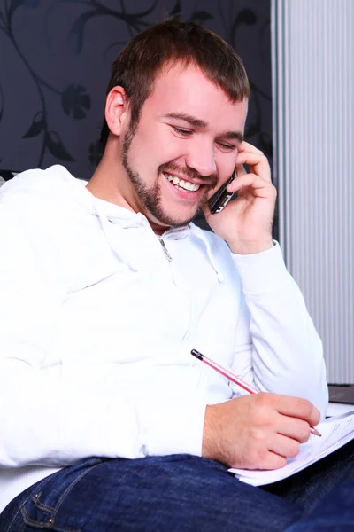 Jovem Atraente Cara Ligando Por Telefone Escrever Algo Caderno — Fotografia de Stock