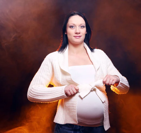 Молодая Красивая Беременная Женщина Черном Фоне Дымом — стоковое фото