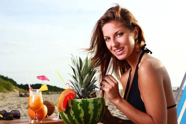 Sexy Bella Ragazza Bere Frutta Cocktail Sulla Spiaggia — Foto Stock