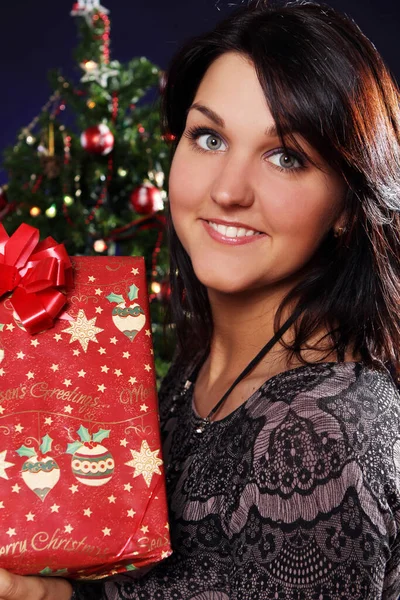 クリスマス ギフトの手の中に幸せと笑顔の女性 — ストック写真