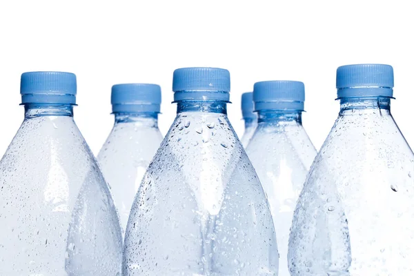 Beyaz arkaplanda boş su şişesi