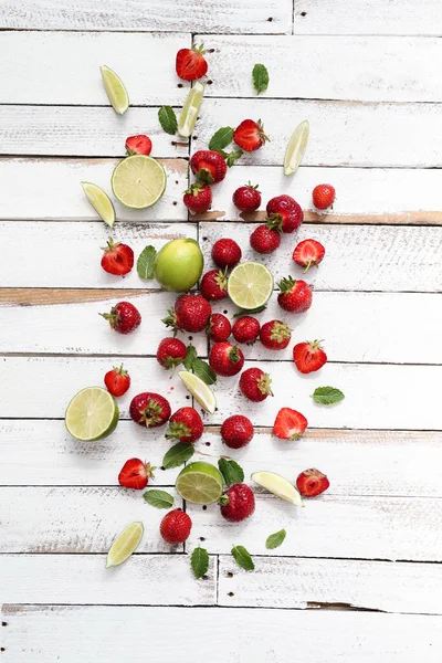 Frutas Bayas Frescas Sobre Mesa —  Fotos de Stock