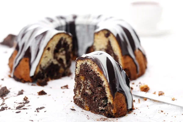 Lezzetli, yuvarlak pasta masada.