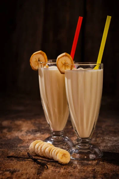 Leckerer Bananen Milchshake Auf Einem Tisch — Stockfoto