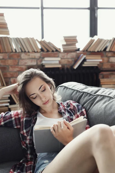 Edukacja Książki Urocza Kobieta Bibliotece — Zdjęcie stockowe