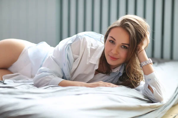 美しい女の子は午前中にベッドに横たわっ — ストック写真