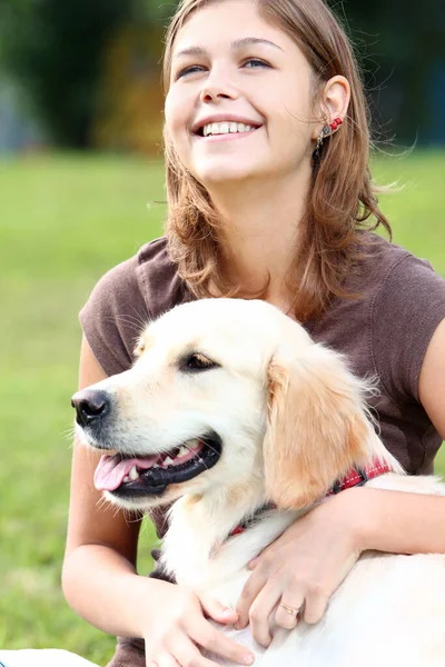 Vrouw Spelen Met Haar Hond Buiten — Stockfoto