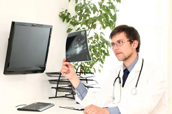 Jonge Dokter Xray Afbeelding Weergeeft Zijn Kantoor — Stockfoto