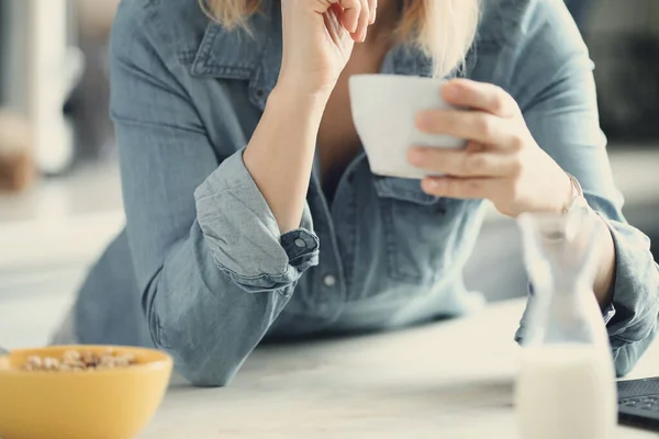 Estilo Vida Mujer Encantadora Casa — Foto de Stock