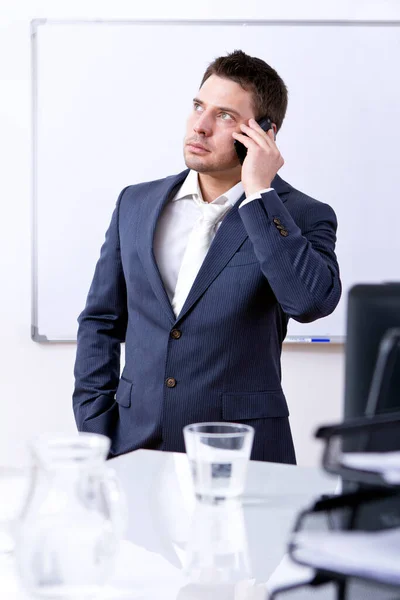 Homme Affaires Prospère Utilisant Téléphone Portable Dans Son Bureau — Photo
