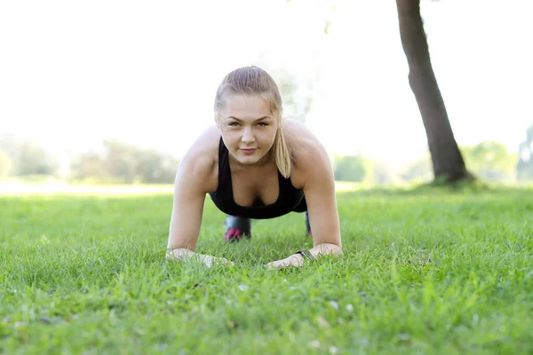 Sporty Young Woman Doing Exercise Park — Stock Photo, Image