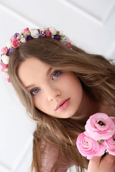 かわいいです 花の若い女の子 — ストック写真