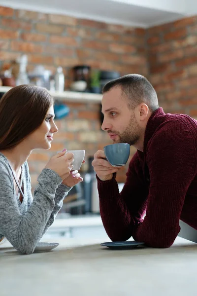 Mooie Jonge Paar Koffie Drinken — Stockfoto