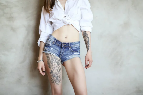 Mulher Com Tatuagem Uma Perna — Fotografia de Stock