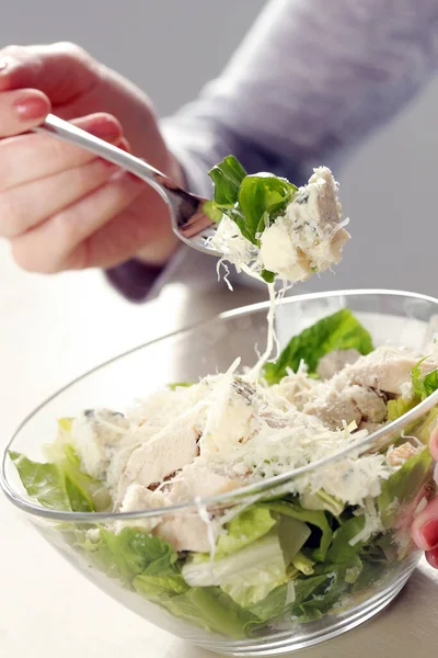Heerlijke Salade Met Kaas Tafel — Stockfoto