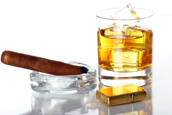 Vaso Whisky Cigarro Sobre Fondo Blanco —  Fotos de Stock