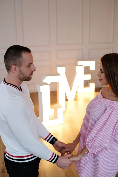 Hermosa Pareja Joven Con Hombre Mujer Posando Estudio —  Fotos de Stock