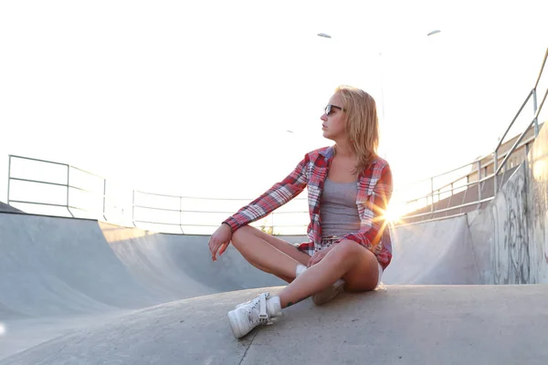 Сексуальна Молода Жінка Переоцінює Скейт Парку — стокове фото