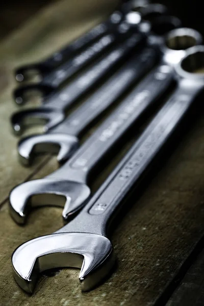 Metal anahtarlara, garaj aletlerine yakın çekim