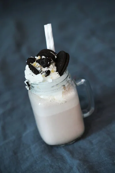 Leckerer Milchshake Auf Dem Tisch — Stockfoto