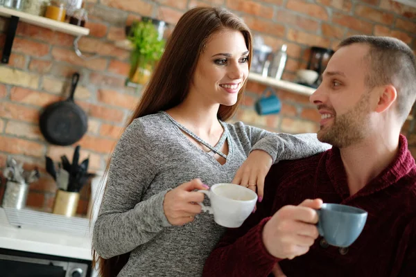 Mooie Jonge Paar Koffie Drinken — Stockfoto