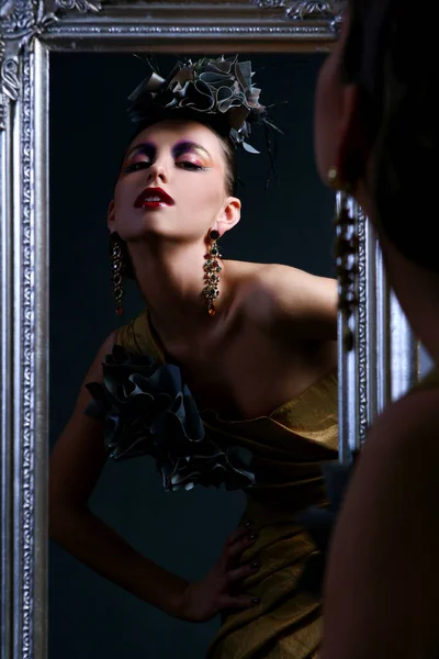 Portrait Jeune Belle Femme Avec Maquillage Robe Glamour — Photo