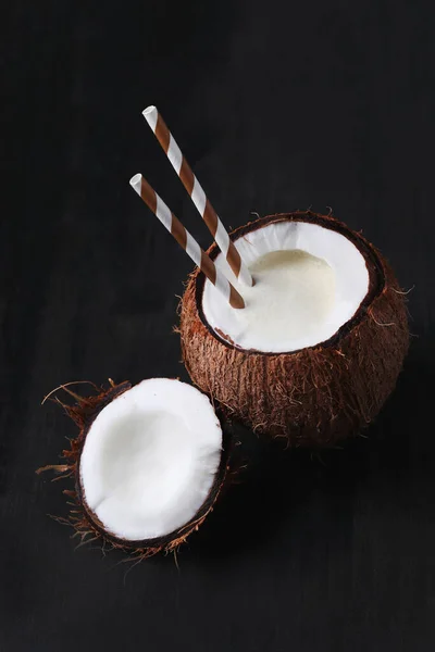 Bebida Refrescante Delicioso Coquetel Coco Com Palha — Fotografia de Stock