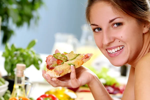 Schöne Frau Mit Pizza Der Küche — Stockfoto