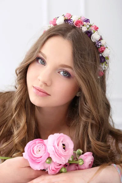 Bonito Menina Com Flores — Fotografia de Stock