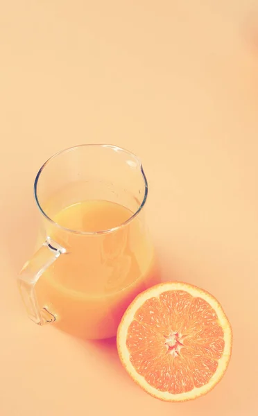 Narancslé Asztalon — Stock Fotó