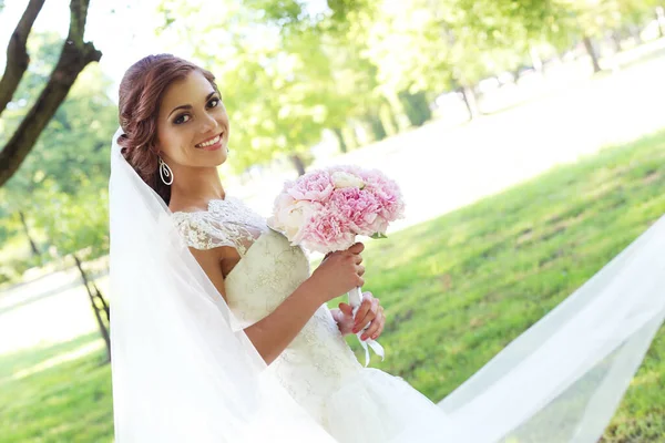 公园里美丽的年轻新娘的画像 — 图库照片