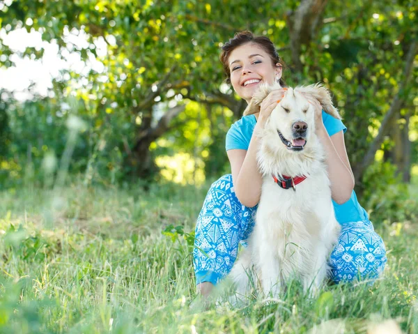 Menina Bonito Vestido Azul Com Cão Adorável — Fotografia de Stock