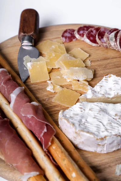 Hazırlık, yemek pişirme. Masada lezzetli yemekler var.