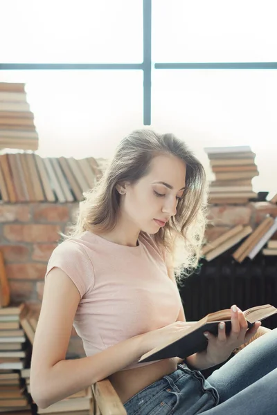 Educación Libros Una Mujer Encantadora Biblioteca —  Fotos de Stock