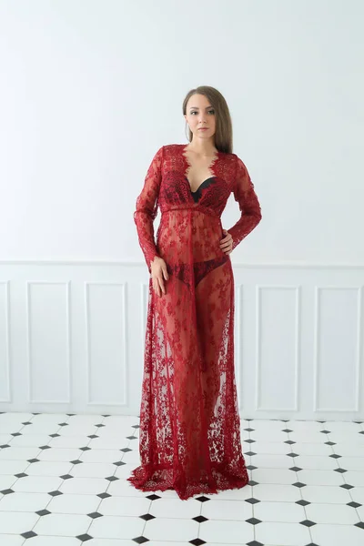 Mody Kobieta Stwarzających Czerwonej Sukience — Zdjęcie stockowe