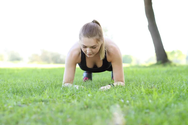 Sportieve Jonge Vrouw Doet Oefeningen Het Park — Stockfoto