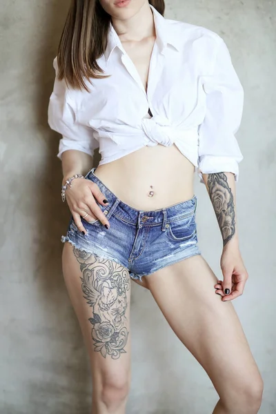 Femme Avec Tatouage Sur Une Jambe — Photo